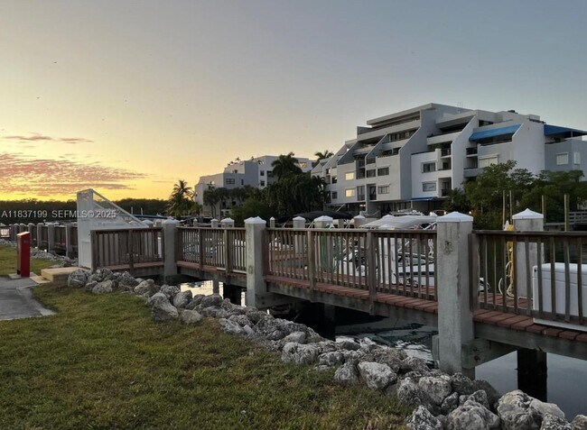 Building Photo - 400 Kings Point Dr