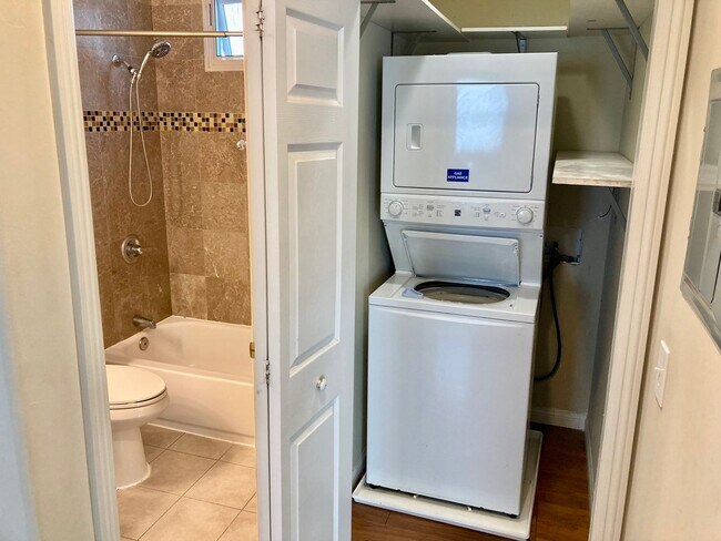 Building Photo - Large 1 Bed 1 Bath in Sherman Heights