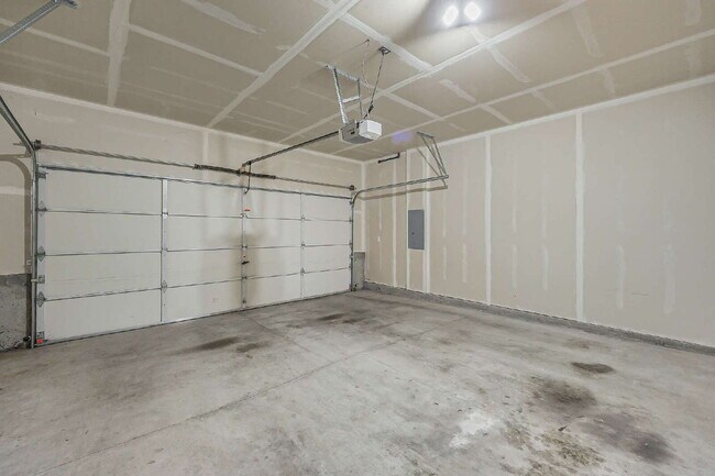 Building Photo - GATED COMMUNITY OF VERONA in LAKELAND HILLS!