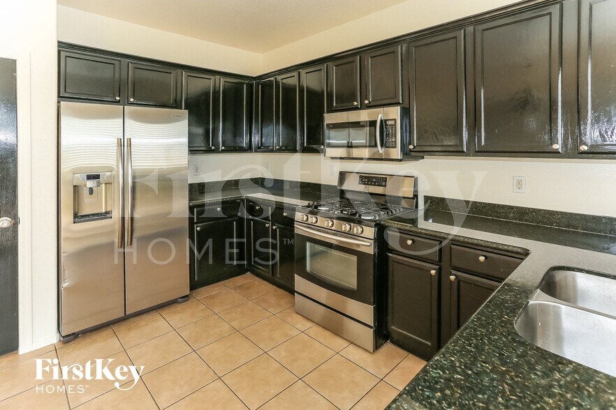 Building Photo - 718 S 124th Ave