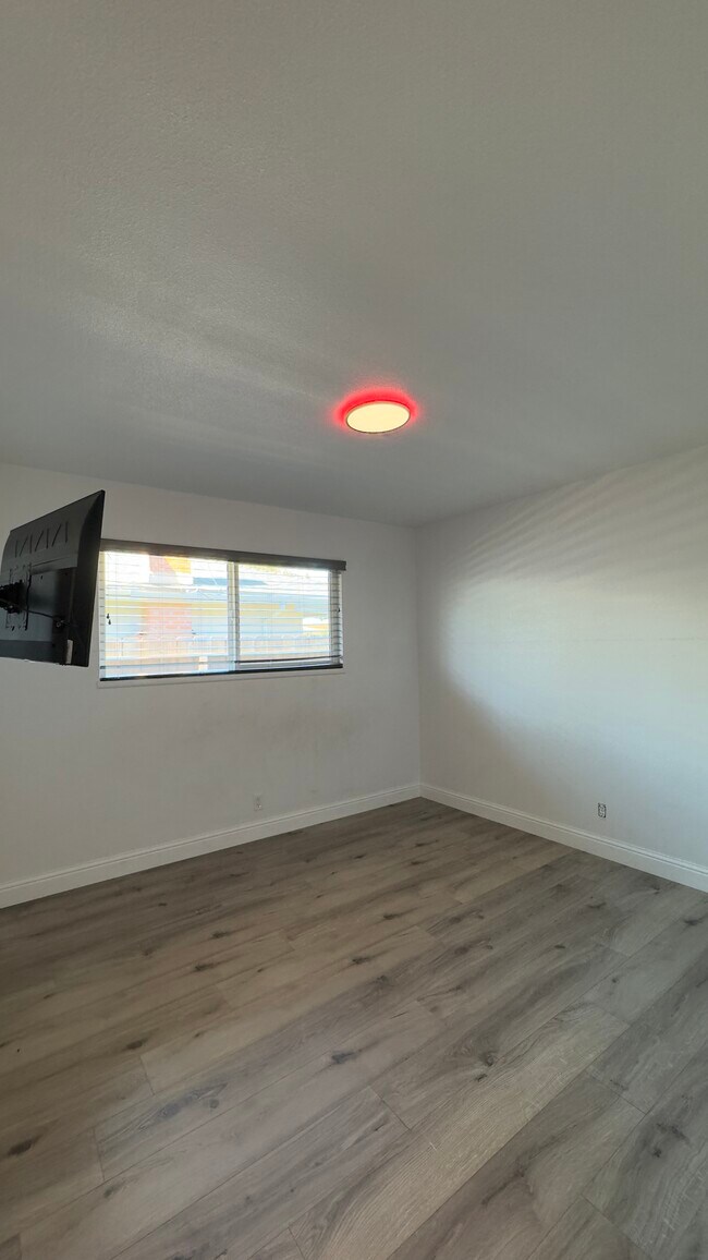 Building Photo - 6552 N Augusta St