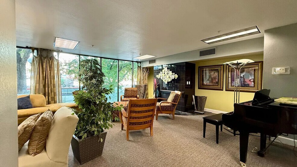 Building Photo - 417 E Kiowa