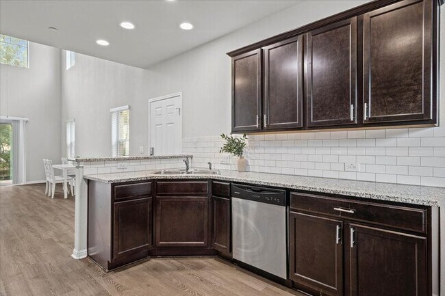 Building Photo - 516 E Slaughter Ln