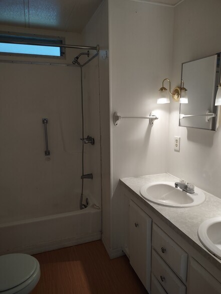 MAIN BATH - 6120 Biscaya Ave