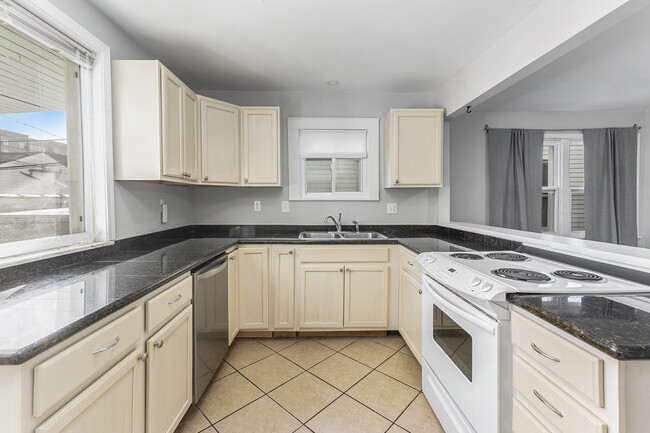 kitchen - 428 N Center St