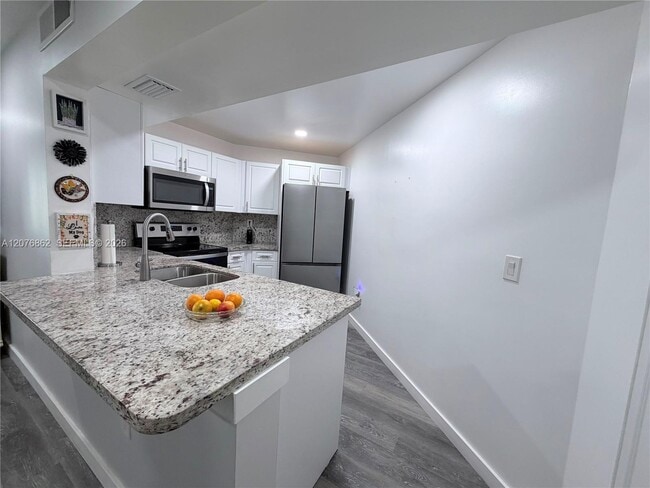 Building Photo - 9731 Fontainebleau Blvd