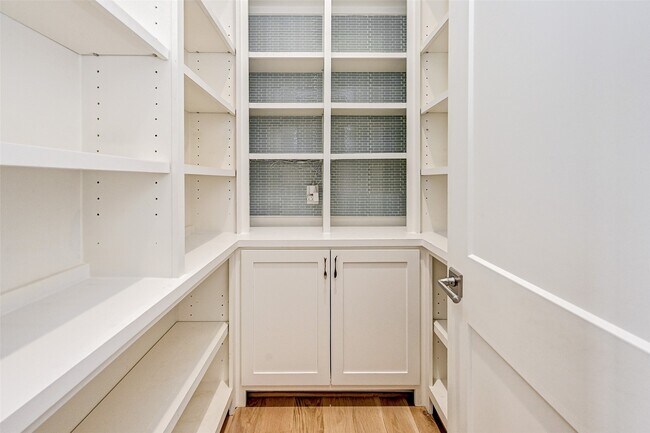 Building Photo - 718 Magdalene Dr