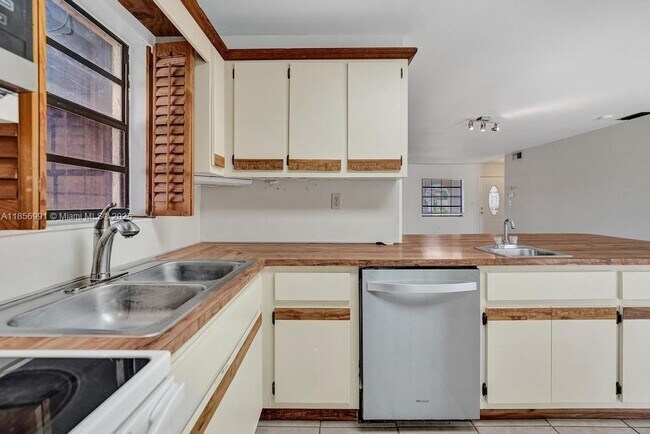 Building Photo - 9540 Sevilla Ln