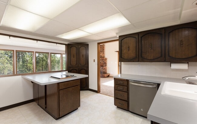 Building Photo - 3+ Bedroom, 3 Bath Available in quiet Spok...