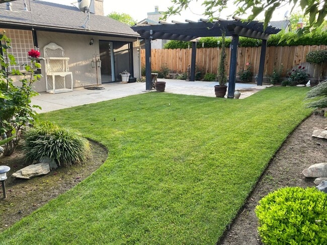 Building Photo - $2,250 Armstrong & Sierra, Beautiful 3 Bed...