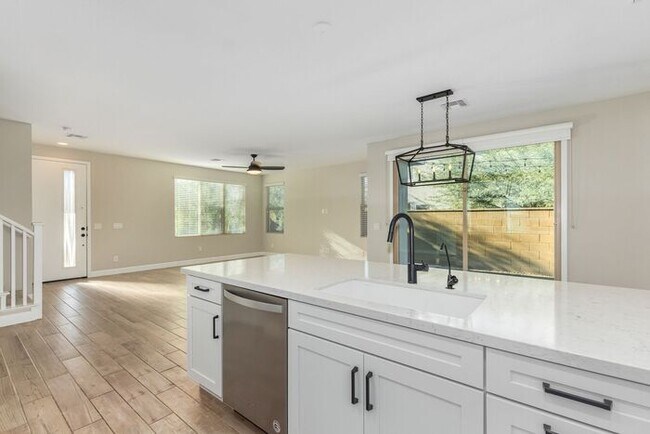 Building Photo - Rare end lot!