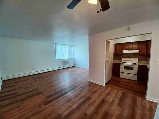 Building Photo - 1861 W 13 Mile Rd