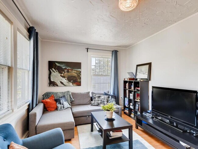 Building Photo - 2 Bed 1 Bath With Downtown Skyline View in Bryn Mawr!  Available August 1st.