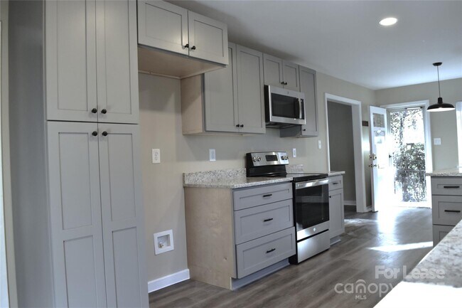 Building Photo - 320 W Stewart Ave