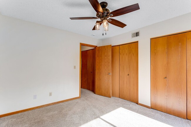 Building Photo - Cozy Condo in Convenient Location with Mou...