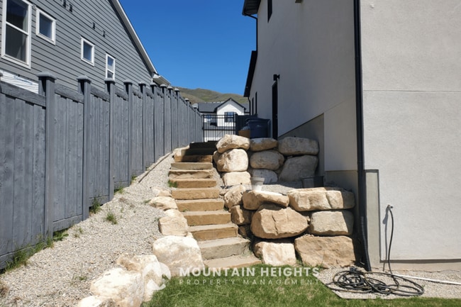 Building Photo - 5615 Valley View Rd