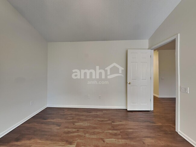 Building Photo - 7 Hazeltine Ct