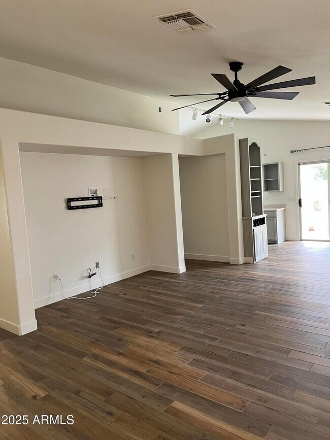 Building Photo - 2877 E Terrace Ave