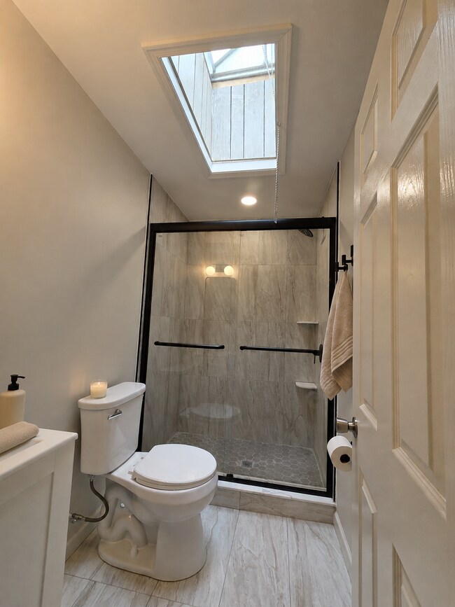 Building Photo - Beautiful Newly-Renovated Home!