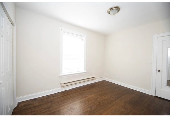 Building Photo - 918 Green Bay Rd