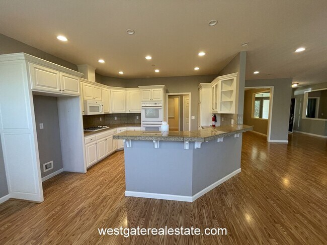 Building Photo - 786 El Paseo Dr