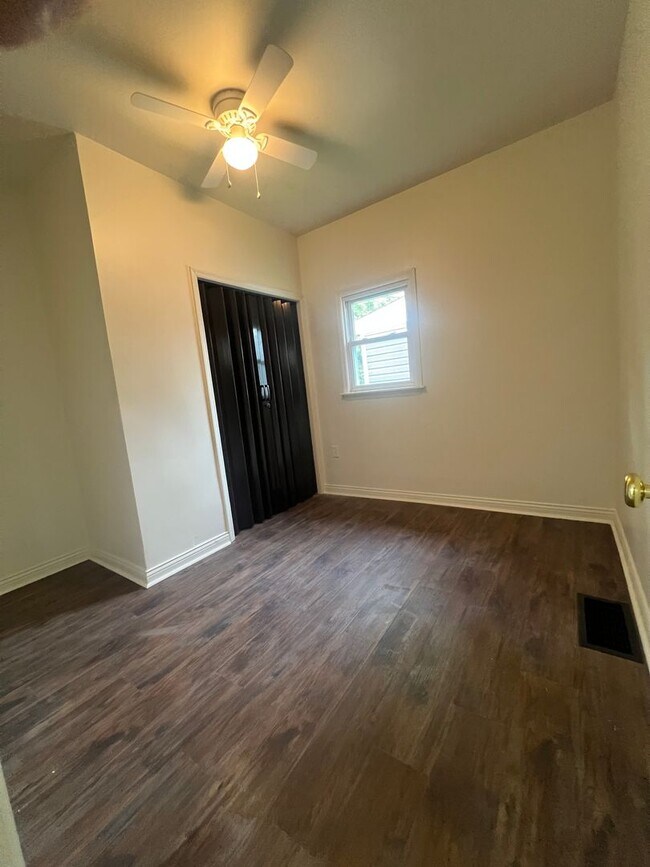 Building Photo - Charming Home