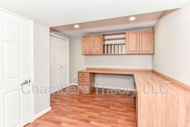 Building Photo - 9205 Hamilton Dr