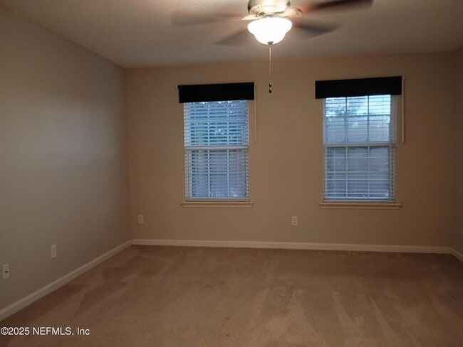 Building Photo - 425 Oasis Ln