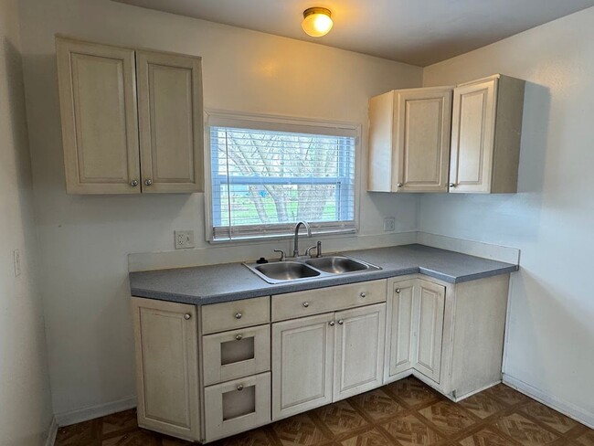 Building Photo - 3 bedroom 1 bathroom ranch with fenced bac...