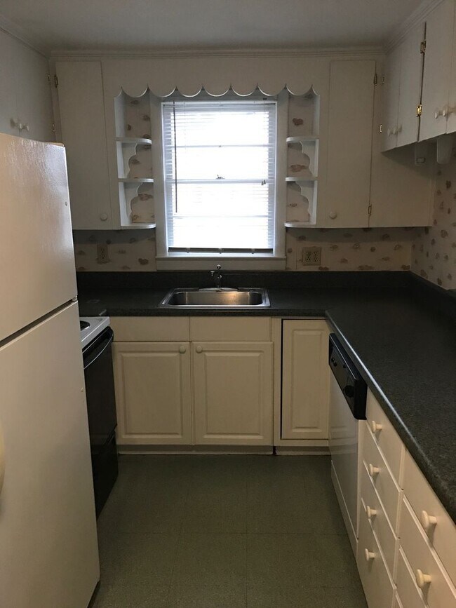 Building Photo - 3 Bedroom Duplex