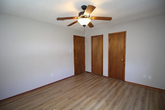 Building Photo - 3/2 with Updated Kitchen & Solar – Minutes...