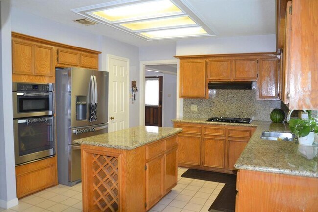 Building Photo - 15127 Greenleaf Ln