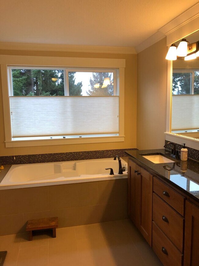 Building Photo - Gorgeous, modern craftsman 3+ bedroom, 3 b...