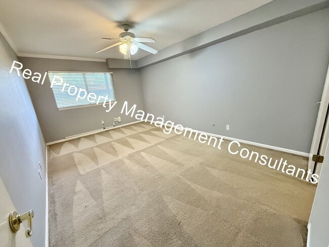 Building Photo - Beautiful Condo on the Plaza with City Vie...