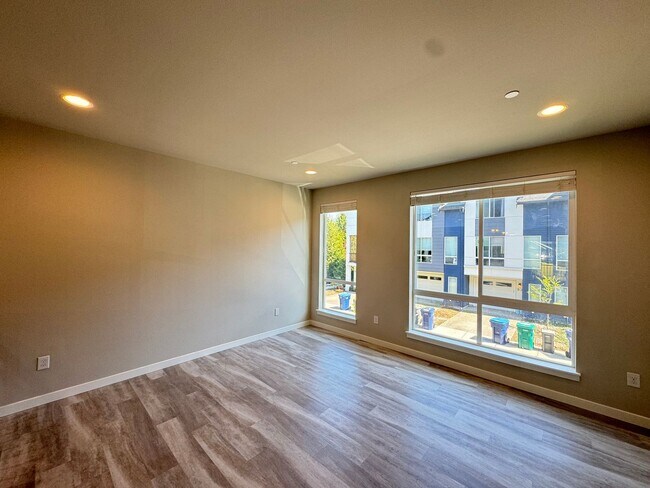 Building Photo - 3B/3B cozy townhome