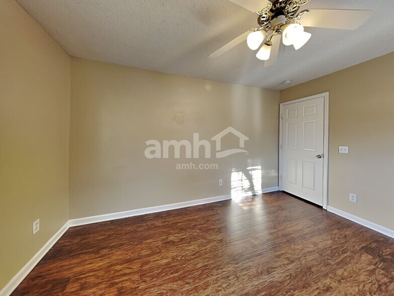 Building Photo - 280 Iris Dr