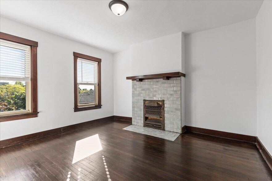 Building Photo - 2816 Clermont Ave