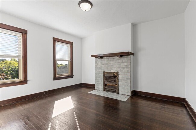 Building Photo - 2816 Clermont Ave