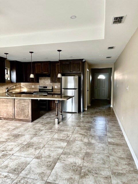 Building Photo - 2017 Treasure Oaks Dr