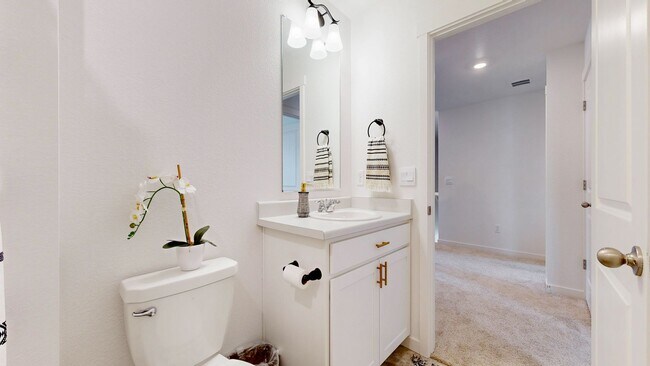Building Photo - Like New Home W/ 3 Bed, Office, & Loft