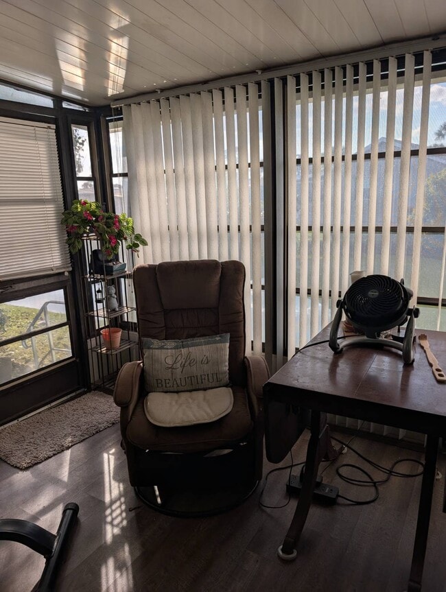 Building Photo - 280 Country Club Dr