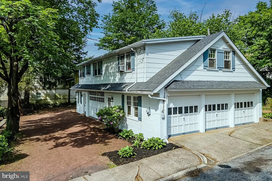Large 3-car Garage - 203 Green St