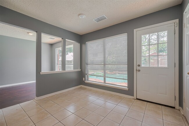 Building Photo - 9911 Villa Verde Dr