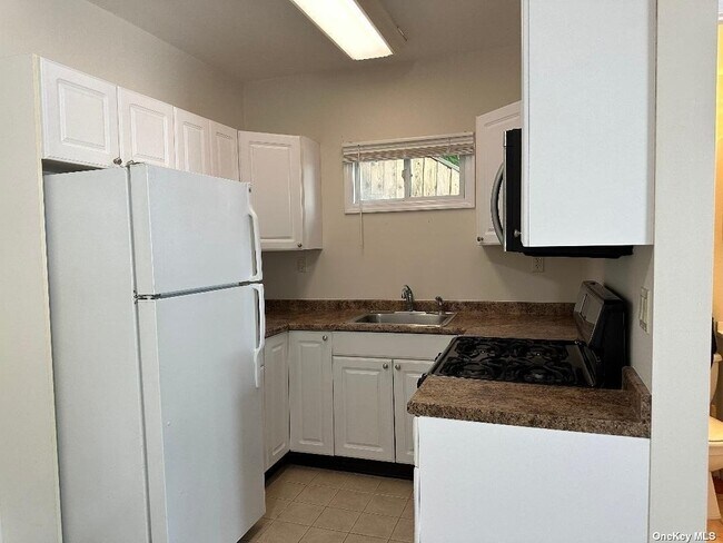 Building Photo - 92 Harbor Rd