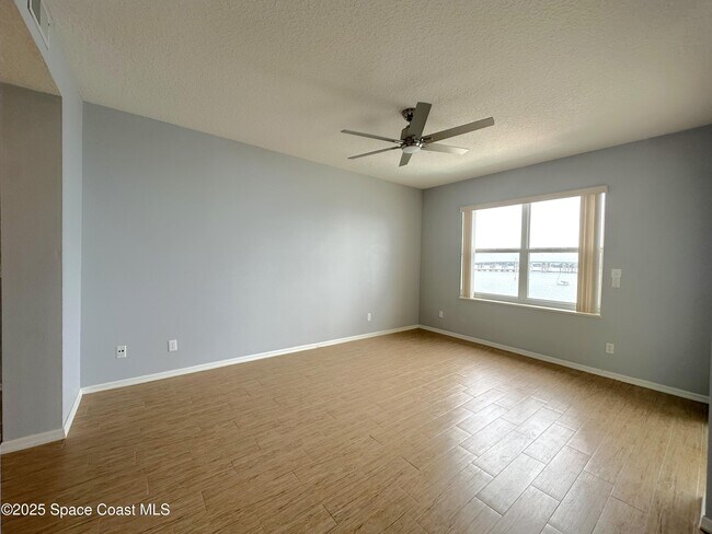 Building Photo - 102 Riverside Dr