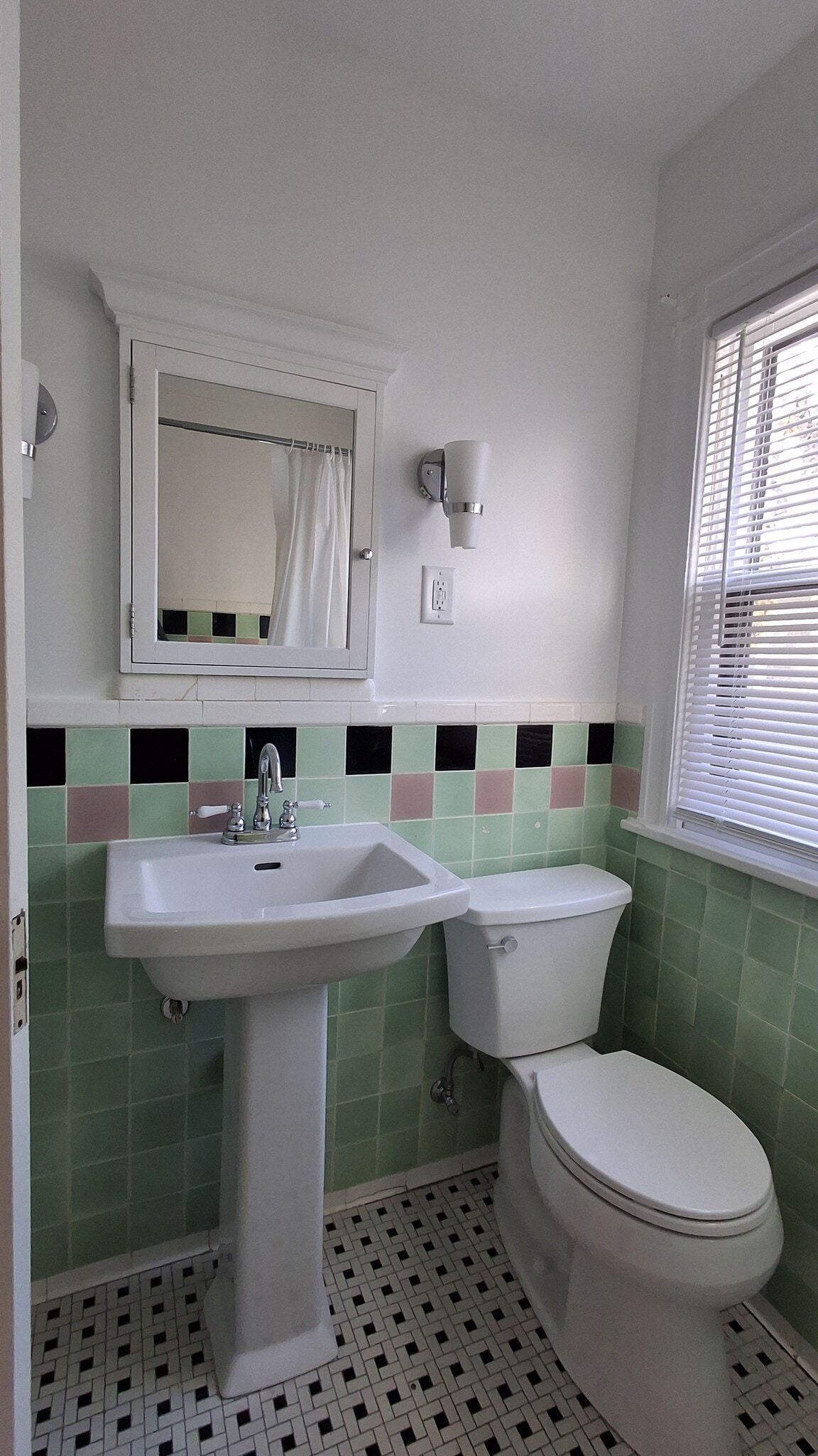 Building Photo - 417 E Meyer Blvd