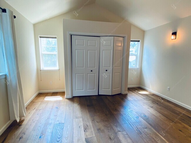 Building Photo - Desirable Modern & Charming Westside 2BR -...