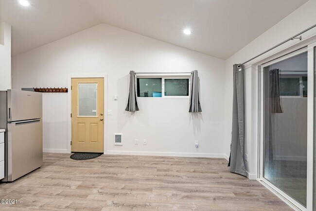 Building Photo - 1051/A/