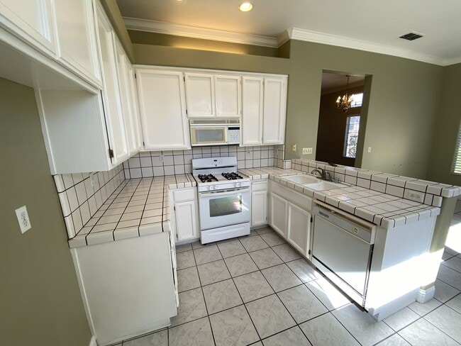 Building Photo - Charming Single-Story Home in Tracy — Acro...