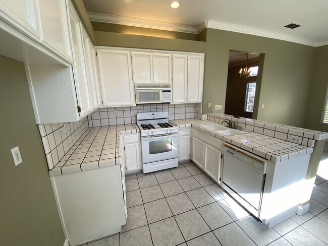 Building Photo - Charming Single-Story Home in Tracy — Across from the Park!